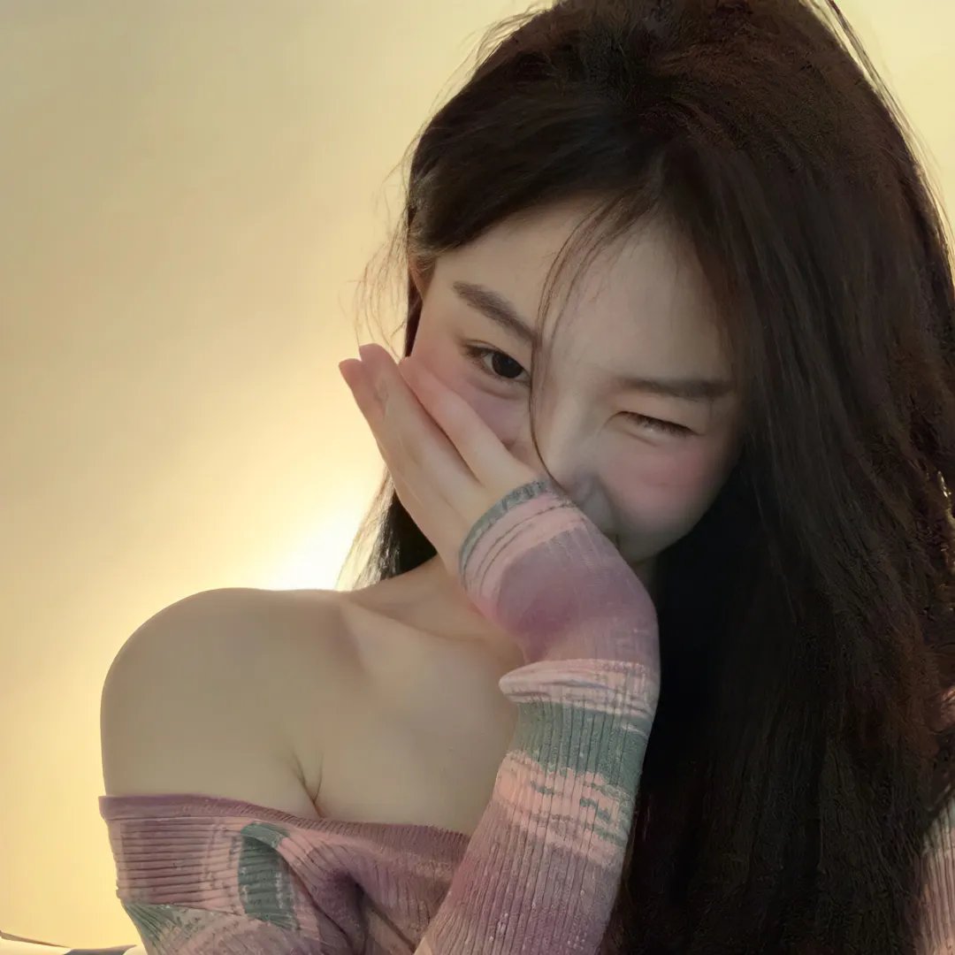 黑白照片的少女